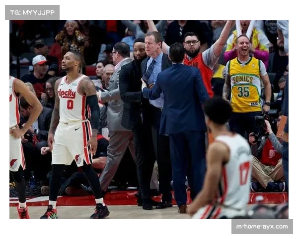 利拉德与前开拓者主帅斯托茨场边叙旧引发回忆潮